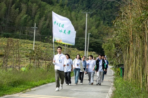 核心战略商量室《进修与商量》杂志刊发崇义县委书记李邦泉签名著作雷竞技APP(图1)