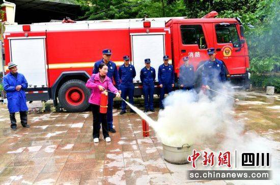 雷竞技APP汶川消防支援大队到福利院展开消防和平手艺培训(图1)